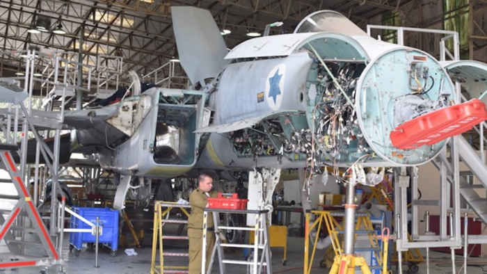 以色列空軍飛行員在 F-15 上工作