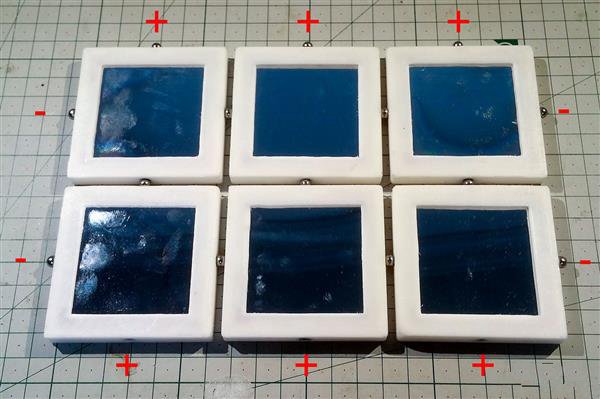 性感與高科技的結(jié)合 美女創(chuàng)客SexyCyborg又造3D打印LED鏡面塊裙子 性感與高科技的結(jié)合 美女創(chuàng)客SexyCyborg又造3D打印LED鏡面塊裙子