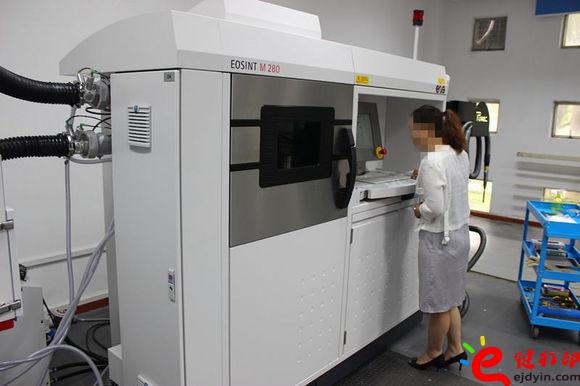 大型金屬3D打印機現場展示 金屬3d打印機大行其道 Optomec推出LENS機床系列金屬3D打印系統 大型金屬3D打印機現場展示 金屬3d打印機大行其道 Optomec推出LENS機床系列金屬3D打印系統