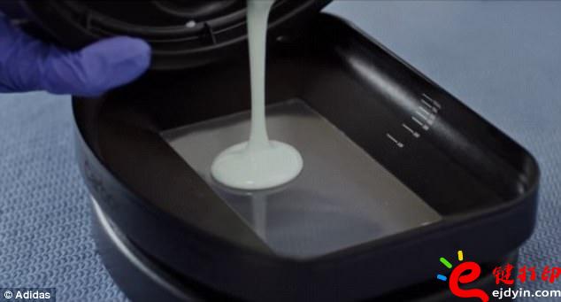 阿迪達(dá)斯率先推出3D打印量產(chǎn)時尚跑鞋,大量節(jié)約開模具成本 阿迪達(dá)斯率先推出3D打印量產(chǎn)時尚跑鞋,大量節(jié)約開模具成本