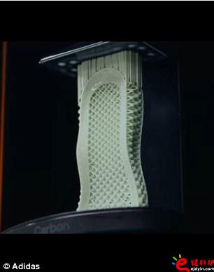 阿迪達(dá)斯率先推出3D打印量產(chǎn)時尚跑鞋,大量節(jié)約開模具成本 阿迪達(dá)斯率先推出3D打印量產(chǎn)時尚跑鞋,大量節(jié)約開模具成本